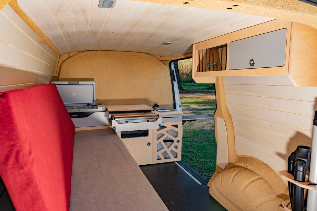 HIVE VAN HORNET V3 Lit peigne fermé avec matelas et placard de rangement dans un Volkswagen T6 L1H1