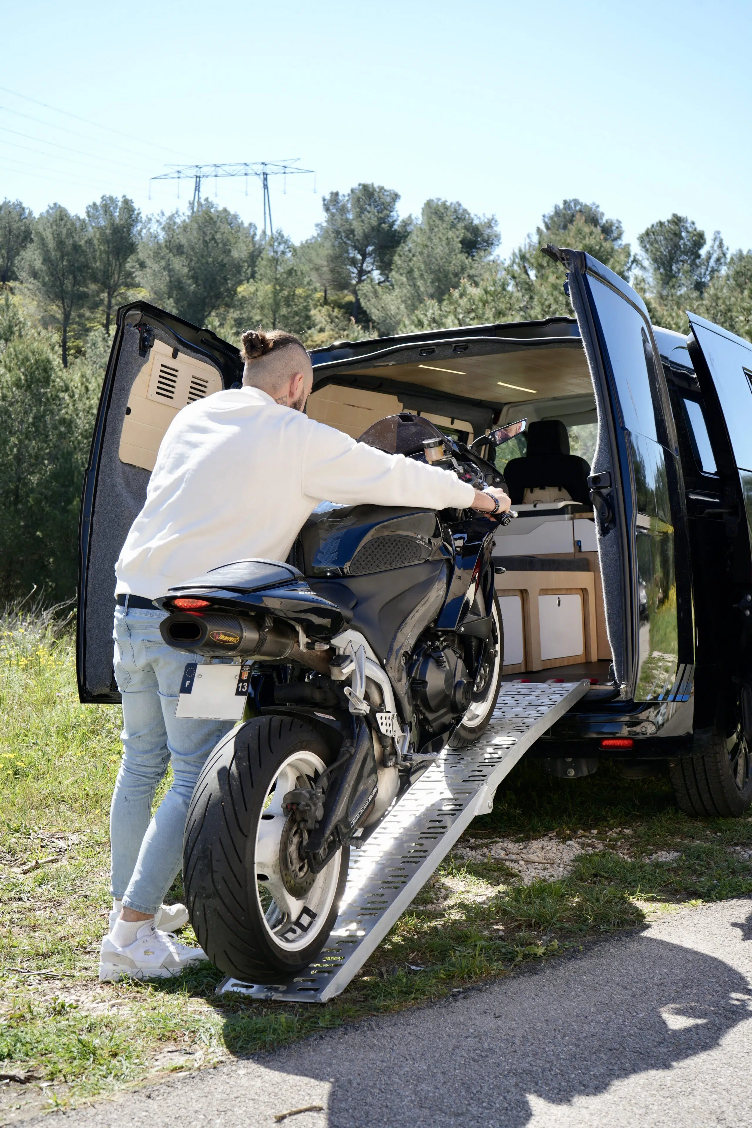 Kit Van Hornet – Image 10