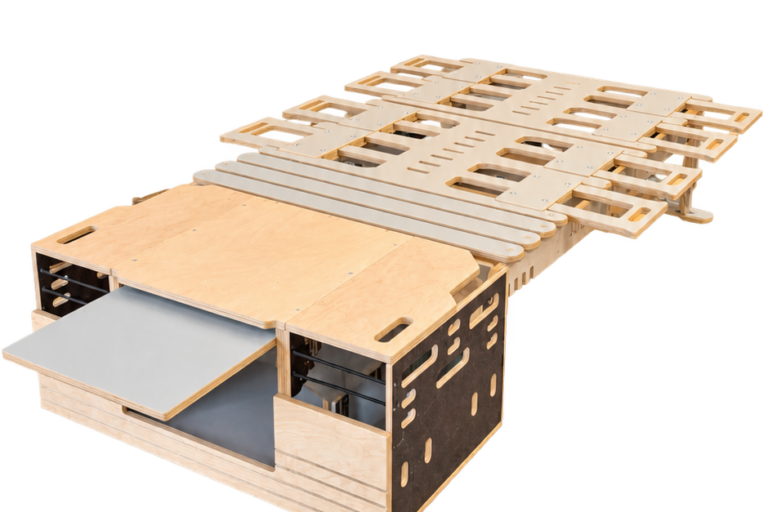 Box OMNI XS en bois avec rangements, tablette coulissante et couchage dépliable pour véhicule aménagé.