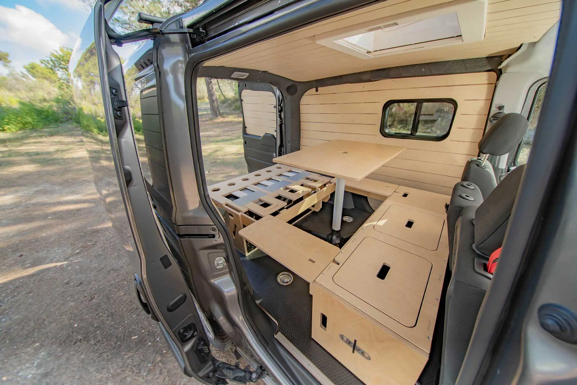 Caisson confort hive box flv van installé dans un van