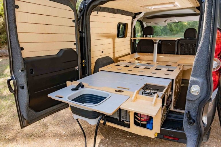 Caisson confort hive box ouvert et installé dans un van