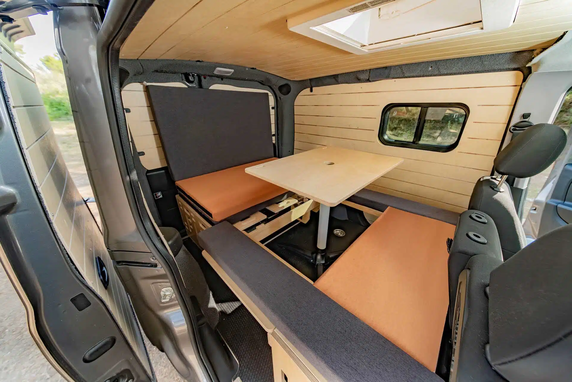 vue intérieur d'un van équipé du Caisson confort hive box