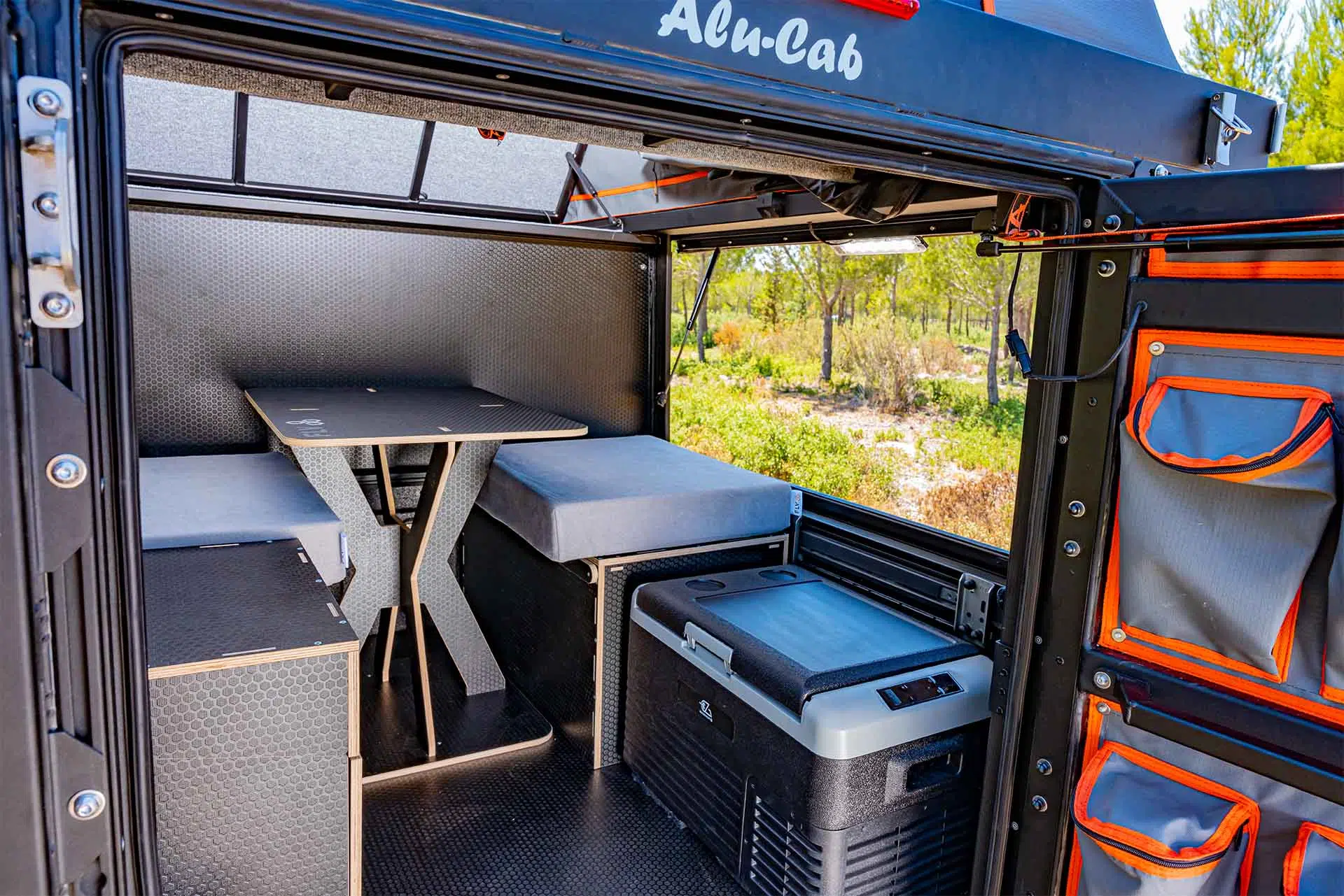 La cellule pour pick-ups offre un espace de vie complet et confortable