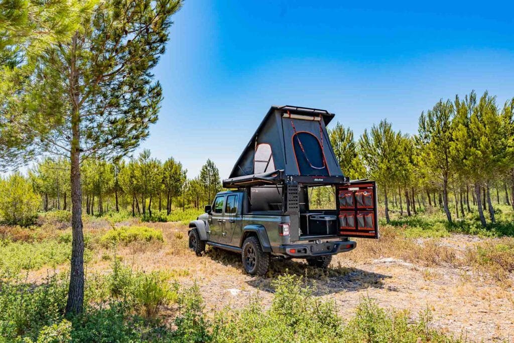 Photo de pick ups transformé en camping-car grâce à la boxe FLV Van