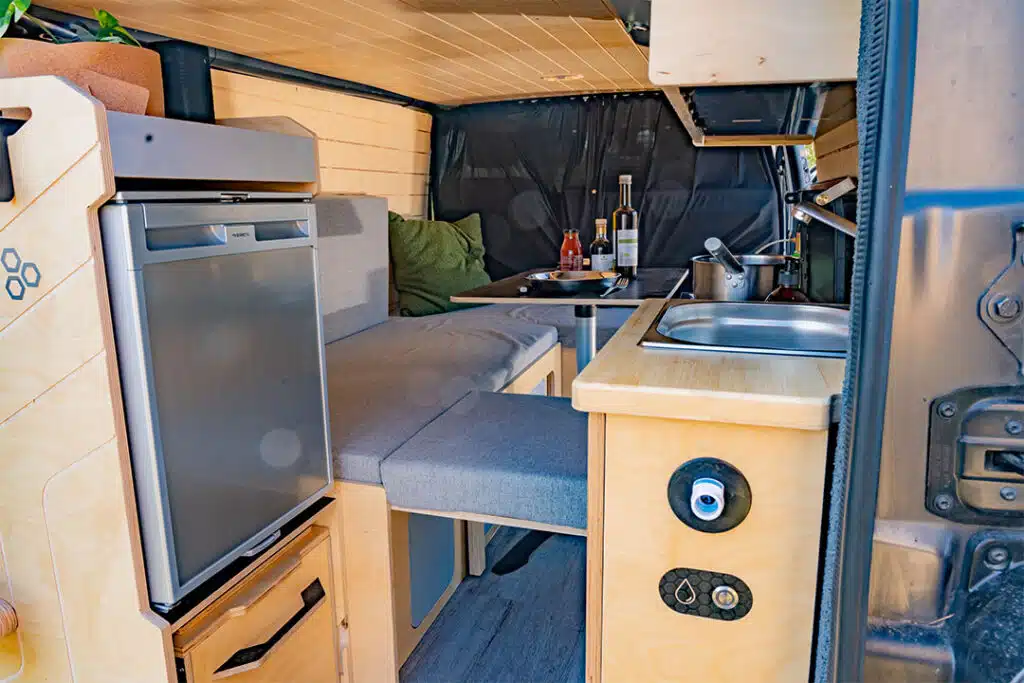 Photo du meuble frigo dans l’aménagement d’un Expert
