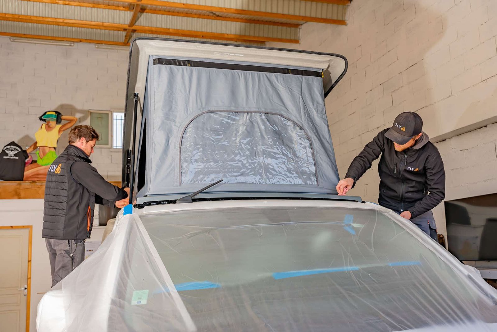 Photo du procédé d’installation d’un toit relevable sur un fourgon