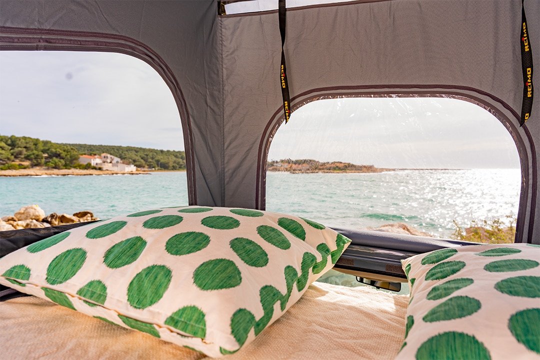 Photo de l’intérieur d’un toit relevable devant la mer