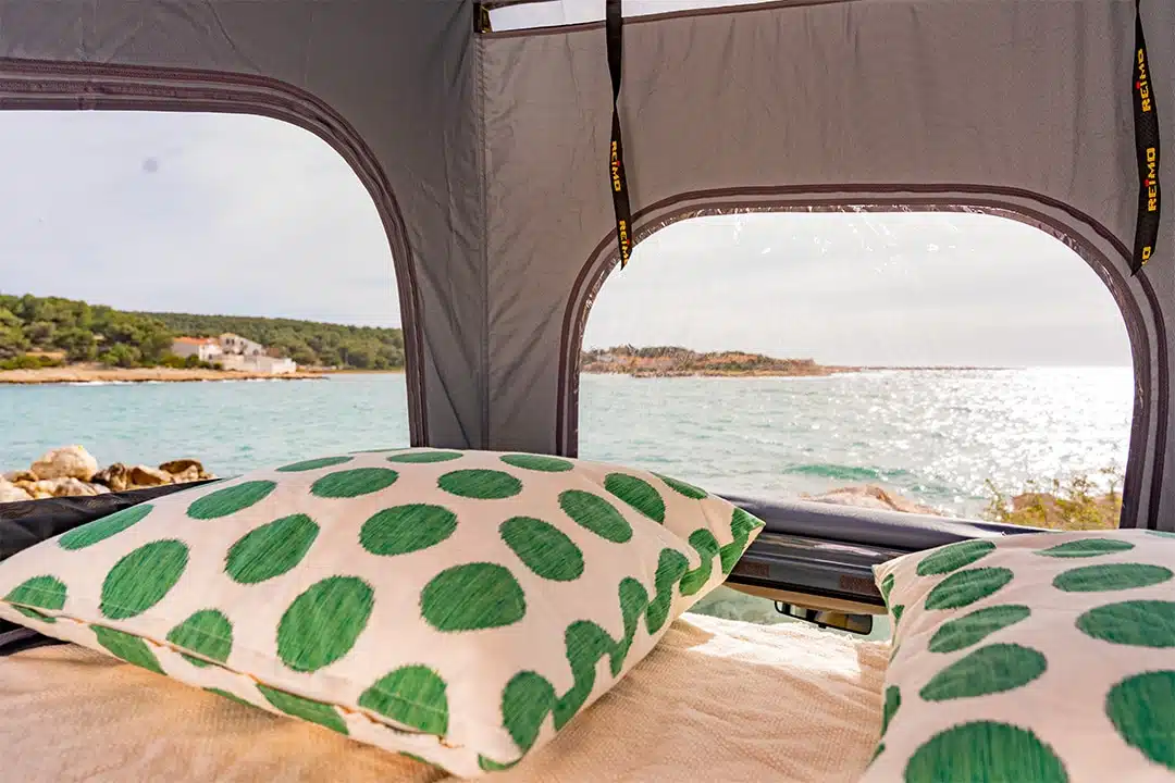 Photo de l’intérieur d’un toit relevable devant la mer
