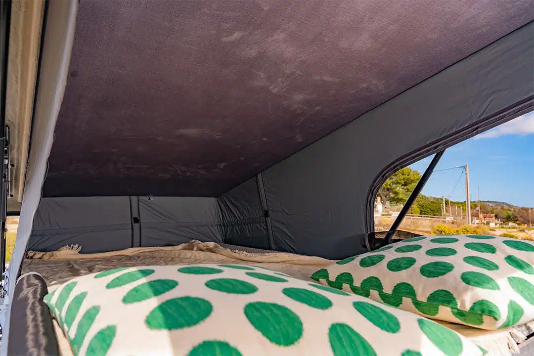 Photo avant de l’intérieur d’un toit relevable installé par FLV Van