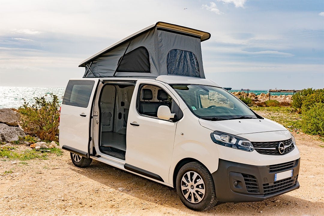Photo d’un toit relevable pour fourgon, installé par FLV Van