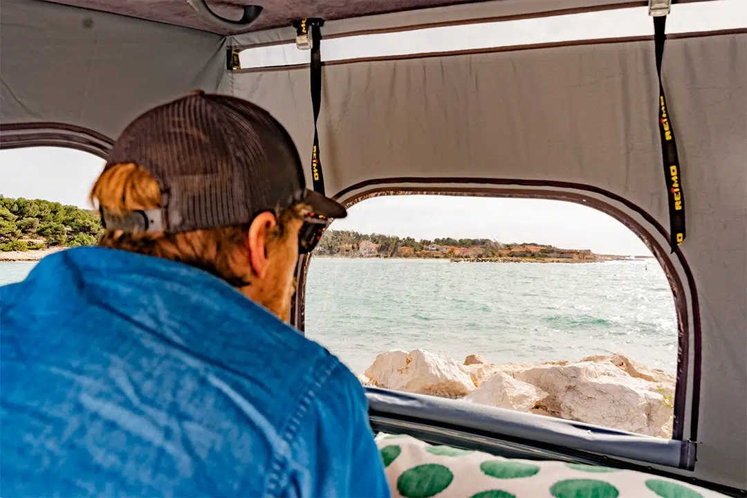 Photo de l’intérieur d’un toit relevable dans un van ou fourgon