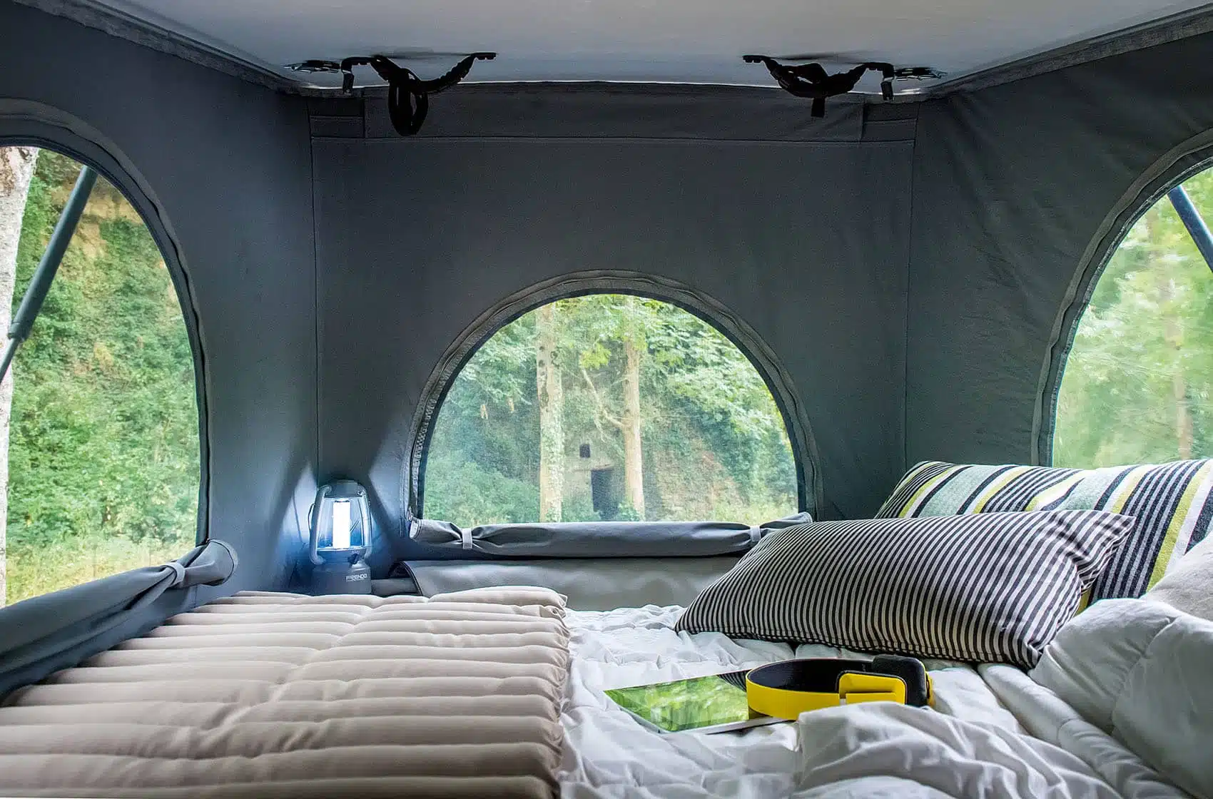 Vue de la couchette du toit relevable SCA 186 pour Renault Traffic