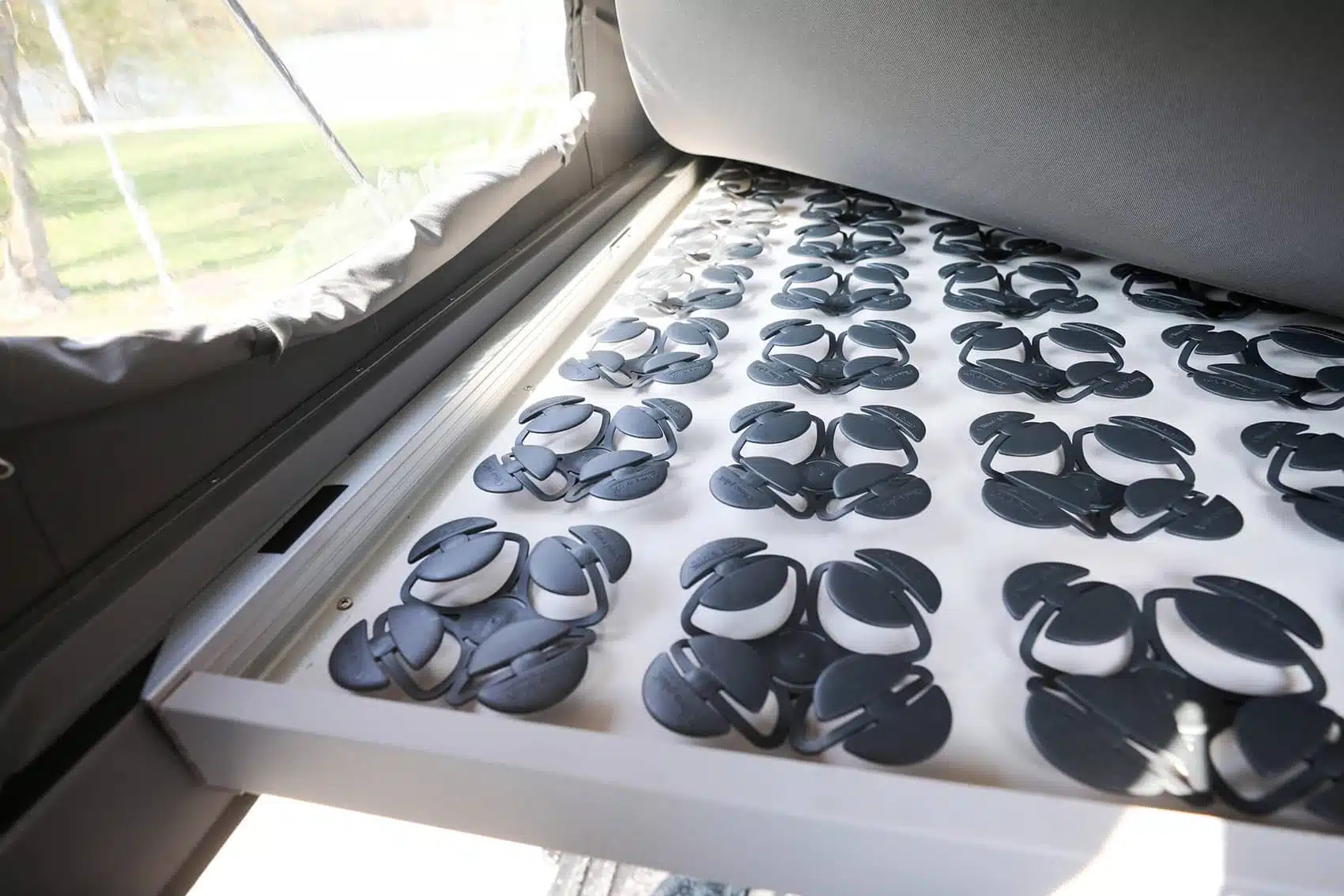 vue des ressorts sous couchette de toit relevable