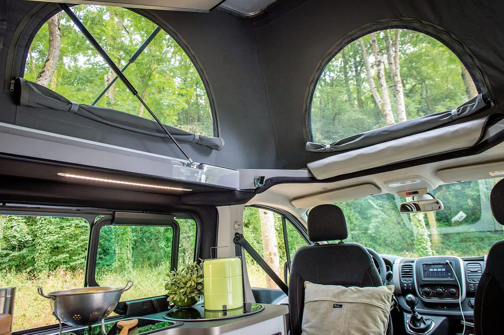vue intérieur du Renault traffic équipé du toit relevable ouvert