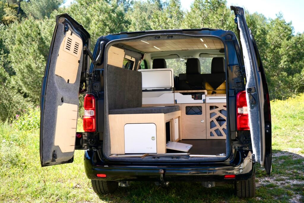 Kit d'aménagement modulable HORNET finition blanc pour Van et fourgon aménagé dans un Peugeot EXPERT, CitroËn Jumpy, modèle K0 Stellantis